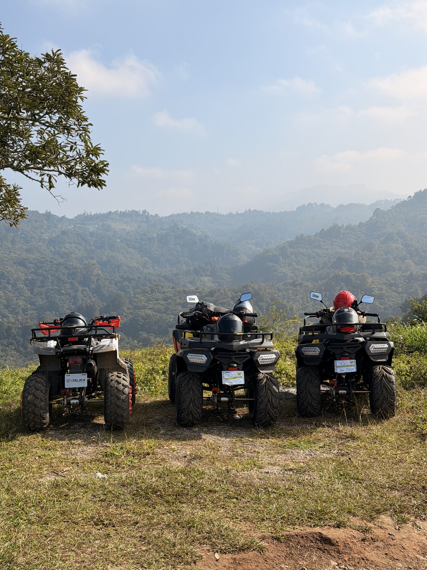 Cuatrimotos en mirador de la Sierra Norte de Puebla